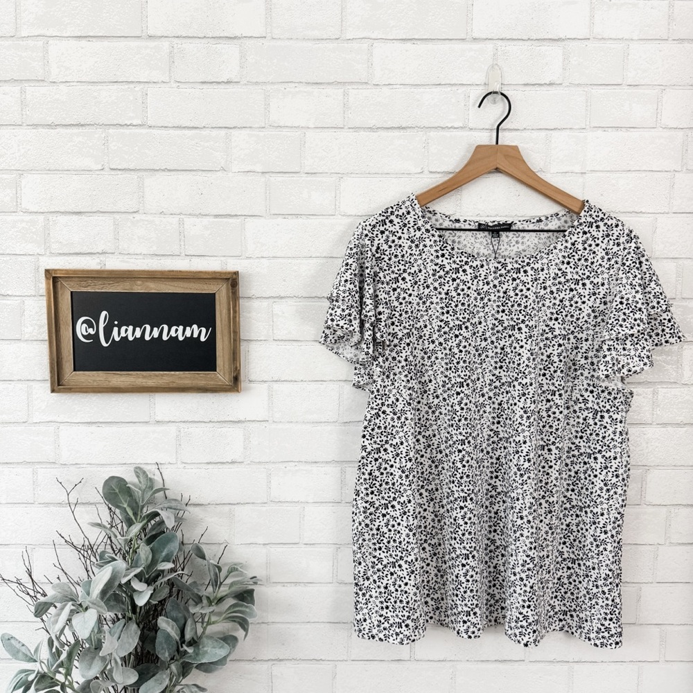 ADRIANNA PAPELL Black & White Flowered Double Flutter Sleeve Top